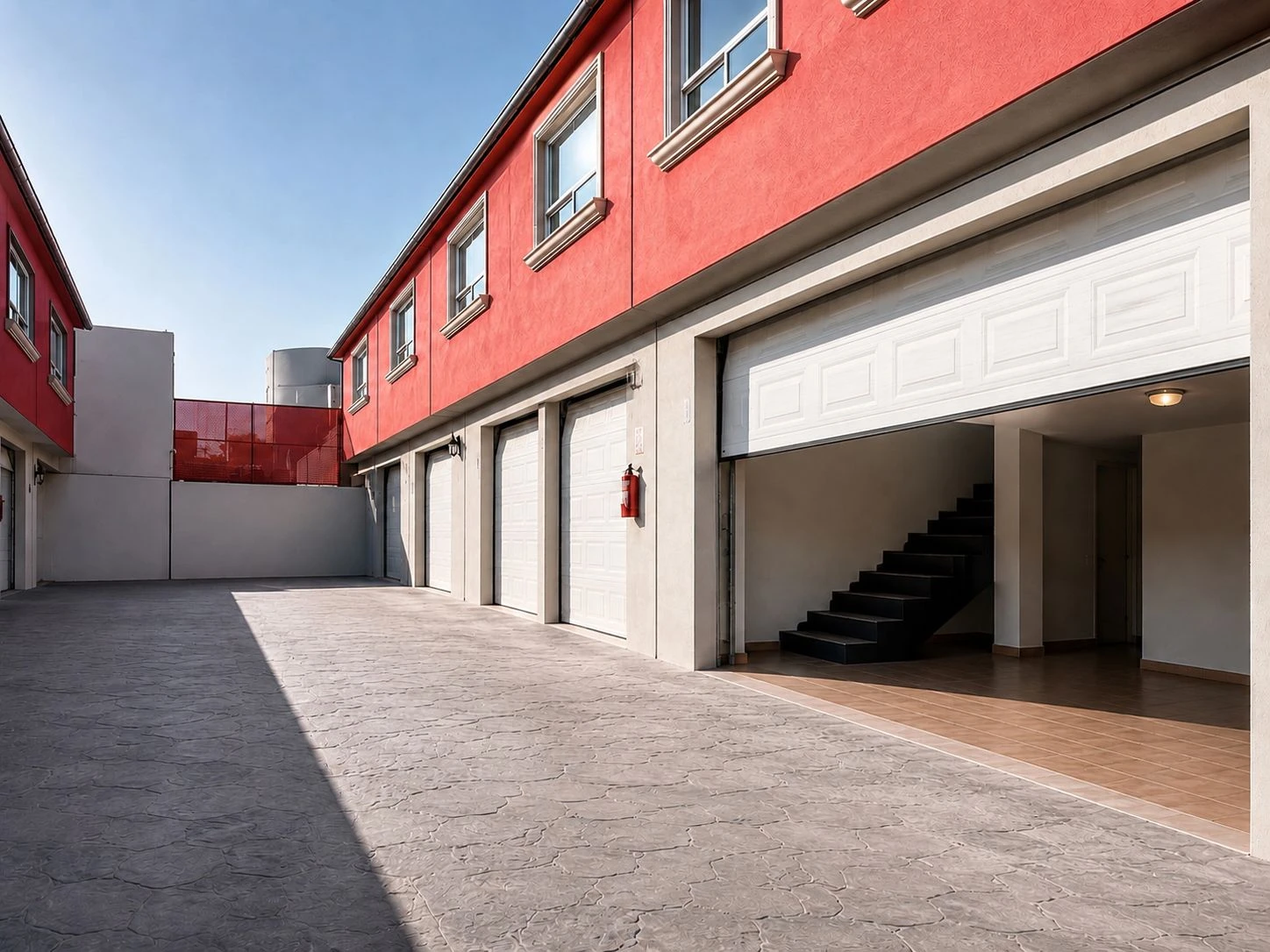 Puertas estacionales automatizadas para complejo hotelero