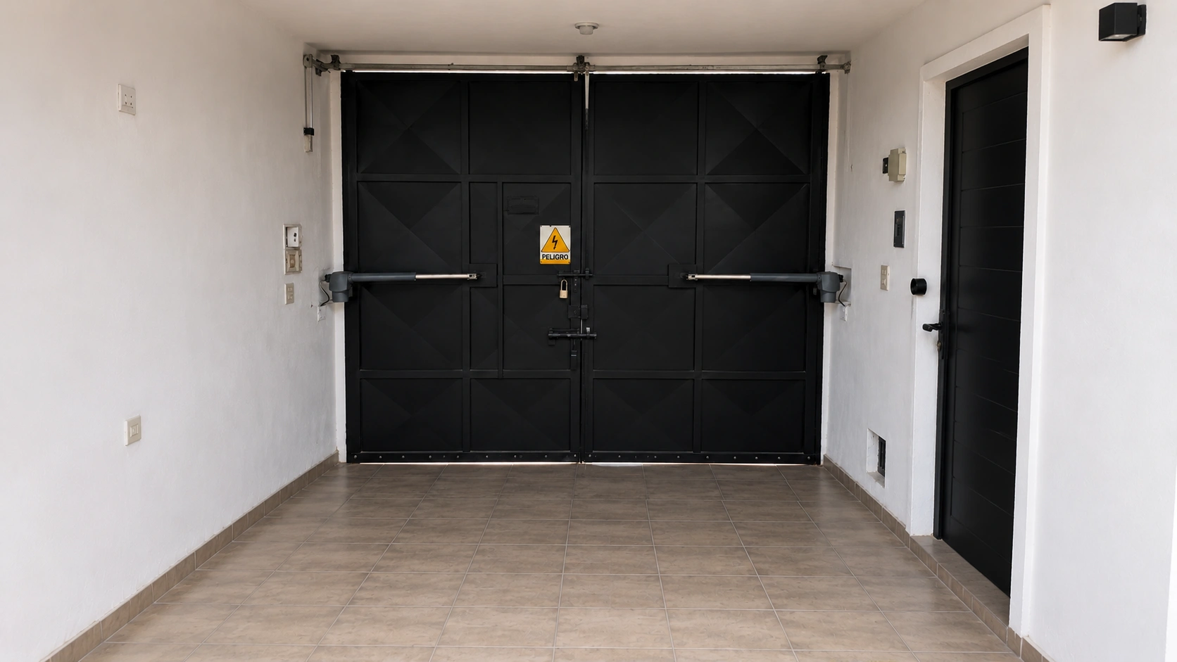 Automatización de portón de doble hoja en acceso interior